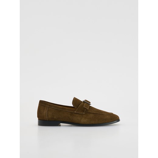 Reserved - Zamszowe loafersy z klamrą - ciemnobrązowy ze sklepu Reserved w kategorii Mokasyny damskie - zdjęcie 186660364