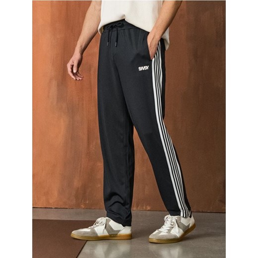 Sinsay - Sportowe spodnie z lampasem - czarny ze sklepu Sinsay w kategorii Spodnie męskie - zdjęcie 186665342