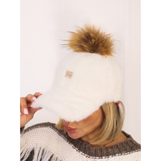CZAPKA FUTRZANA Z NAPISEM MIN MIN I ODPINANYM POMPONEM-EKRI Olika uniwersalny olika.com.pl