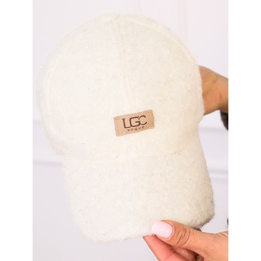CZAPKA Z IMITACJI BARANKA Z DASZKIEM I LOGO-BIAŁA ze sklepu olika.com.pl w kategorii Czapki z daszkiem damskie - zdjęcie 186669374