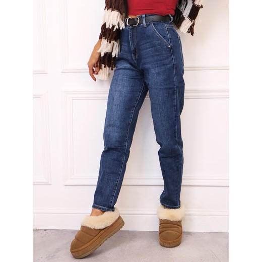 SPODNIE JEANSOWE MOM FIT Z NASZYWKĄ I WYSOKIM STANEM + PASEK- GRANATOWE ze sklepu olika.com.pl w kategorii Jeansy damskie - zdjęcie 186669431