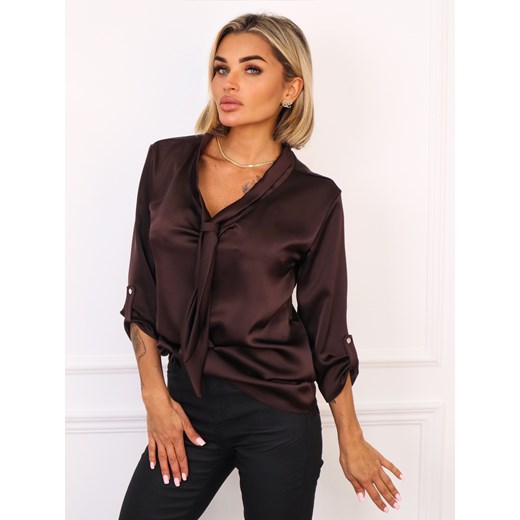 SATYNOWA BLUZKA Z OZDOBNYM WIĄZANIEM PRZY SZYI- CZEKOLADOWA ze sklepu olika.com.pl w kategorii Bluzki damskie - zdjęcie 186669441