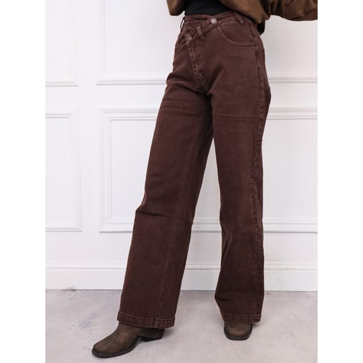 SPODNIE JEANSOWE Z ASYMETRYCZNYM ZAPIĘCIEM I SZEROKIMI NOGAWKAMI- BRĄZOWE ze sklepu olika.com.pl w kategorii Jeansy damskie - zdjęcie 186669484