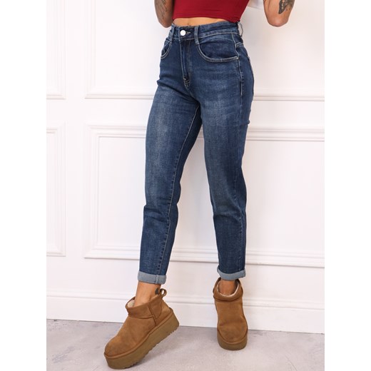 SPODNIE MOM FIT  Z OZDOBNYM PRZESZYCIEM NA KIESZENI-GRANATOWE ze sklepu olika.com.pl w kategorii Jeansy damskie - zdjęcie 186669501