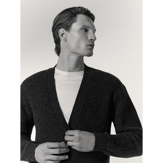 Reserved - Kardigan z wełną - ciemnoszary - id: 477GQ-90M - marki Reserved - 186694992 Reserved - Kardigan z wełną - ciemnoszary ze sklepu Reserved w kategorii Swetry męskie - zdjęcie 186694992