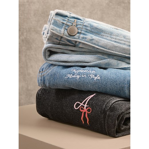 Reserved - Jeansy baggy z haftem - niebieski ze sklepu Reserved w kategorii Spodnie dziewczęce - zdjęcie 186698593