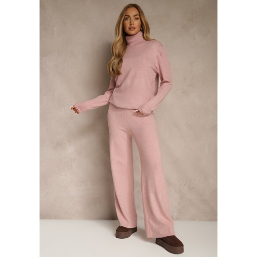Różowy Komplet Dzianinowy z Wełną i Bawełną Szerokie Spodnie i Golf Lennria - id: 3695-M-45-PINK - marki Renee - 186699162 Różowy Komplet Dzianinowy z Wełną i Bawełną Szerokie Spodnie i Golf Lennria ze sklepu renee.pl w kategorii Komplety i garnitury damskie - zdjęcie 186699162