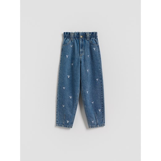 Reserved - Jeansy paperbag z haftem - niebieski ze sklepu Reserved w kategorii Spodnie dziewczęce - zdjęcie 186701691