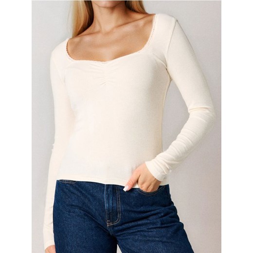 Sinsay - Prążkowana bluzka z marszczeniami - kremowy ze sklepu Sinsay w kategorii Bluzki damskie - zdjęcie 186703042