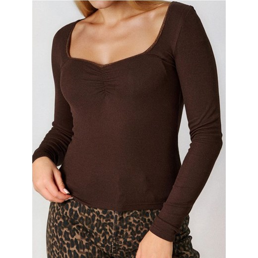 Sinsay - Prążkowana bluzka z marszczeniami - brązowy ze sklepu Sinsay w kategorii Bluzki damskie - zdjęcie 186703044