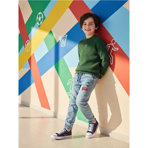 Sinsay - Jeansy jogger z efektem sprania - niebieski - id: 938EM-55J - marki Sinsay - 186703080 Sinsay - Jeansy jogger z efektem sprania - niebieski ze sklepu Sinsay w kategorii Spodnie chłopięce - zdjęcie 186703080
