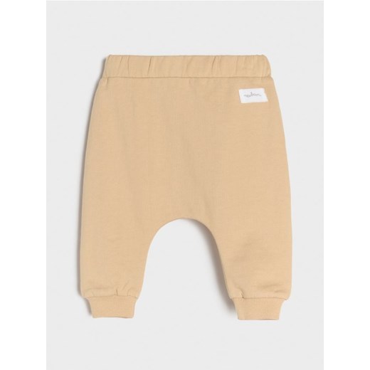 Sinsay - Spodnie dresowe z naszywką na tylniej części - beżowy ze sklepu Sinsay w kategorii Odzież dla niemowląt - zdjęcie 186704931