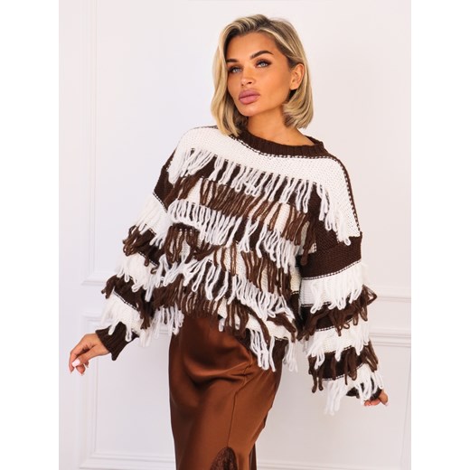 SWETER BIAŁY W PASKI KOLORU CZEKOLADOWEGO Z FRĘDZLAMI ze sklepu olika.com.pl w kategorii Swetry damskie - zdjęcie 186707601