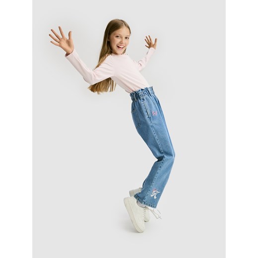 Reserved - Jeansy baggy z haftem - niebieski ze sklepu Reserved w kategorii Spodnie dziewczęce - zdjęcie 186708132