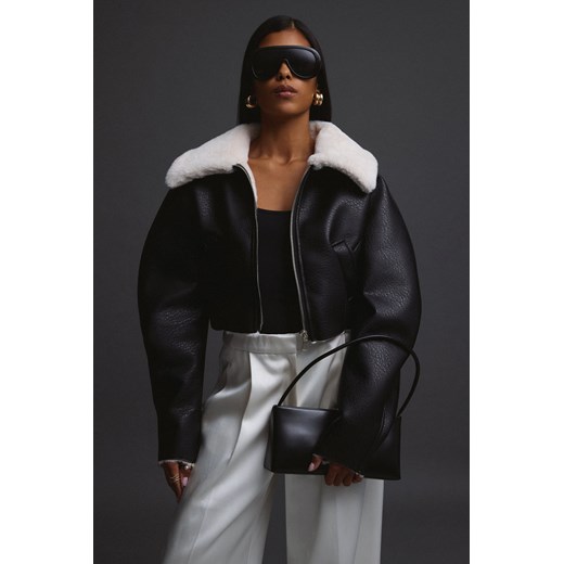 Estro: Krótki czarny kożuch z futrzanym kołnierzem Estro XS Estro