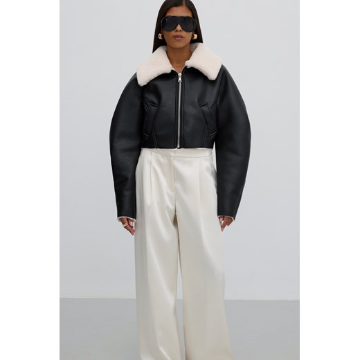 Estro: Krótki czarny kożuch z futrzanym kołnierzem Estro XS Estro