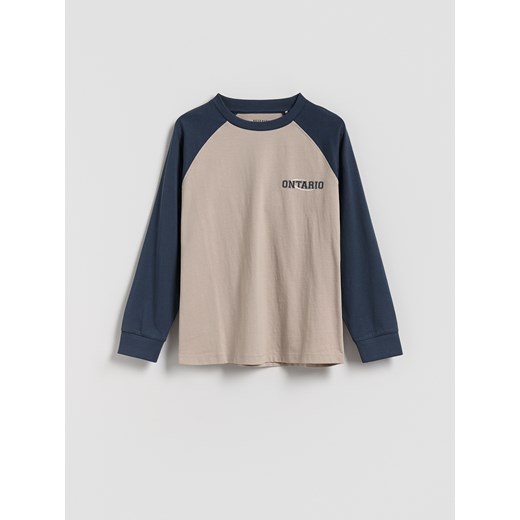 Reserved - Bawełniany longsleeve z nadrukiem - kremowy - id: 033FI-02X - marki Reserved - 186711780 Reserved - Bawełniany longsleeve z nadrukiem - kremowy ze sklepu Reserved w kategorii T-shirty chłopięce - zdjęcie 186711780