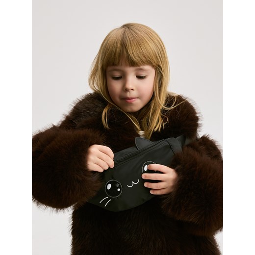 Reserved - Saszetka z aplikacją - czarny - id: 320GH-99X - marki Reserved - 186711993 Reserved - Saszetka z aplikacją - czarny ze sklepu Reserved w kategorii Torby i walizki dziecięce - zdjęcie 186711993