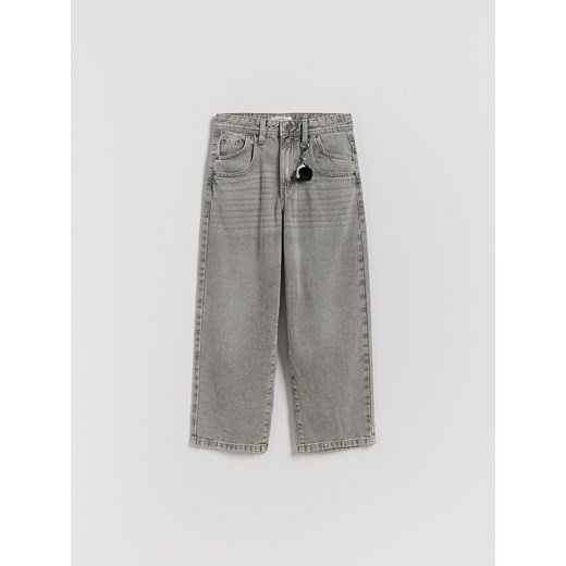 Reserved - Jeansy baggy z brelokiem - jasnoszary ze sklepu Reserved w kategorii Spodnie chłopięce - zdjęcie 186712453