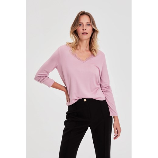 Sweter z koronkowym dekoltem różowa ze sklepu Moodo.pl w kategorii Swetry damskie - zdjęcie 186717730