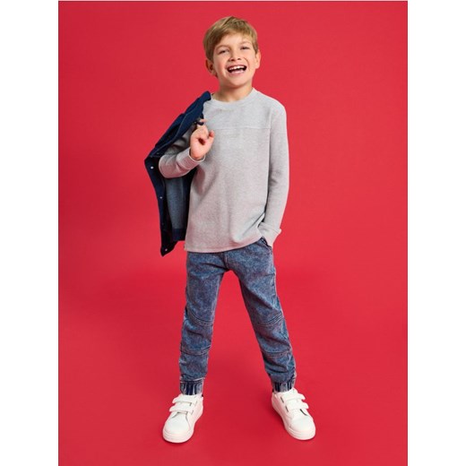 Sinsay - Spodnie jogger z efektem sprania - niebieski - id: 913EM-55J - marki Sinsay - 186720351 Sinsay - Spodnie jogger z efektem sprania - niebieski ze sklepu Sinsay w kategorii Spodnie chłopięce - zdjęcie 186720351