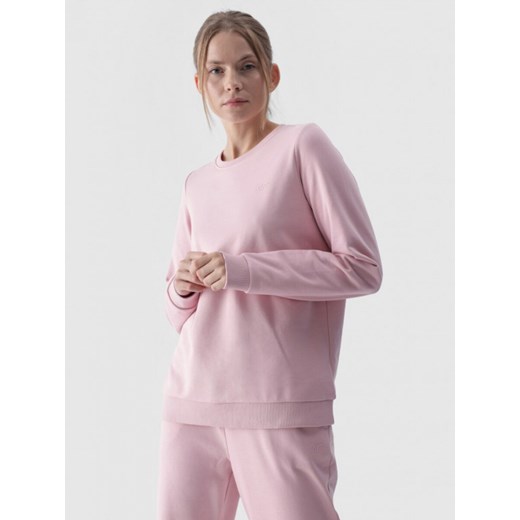 Damska bluza dresowa nierozpinana bez kaptura 4F 4FWMM00TSWSF1469 - rózowa ze sklepu Sportstylestory.com w kategorii Bluzy damskie - zdjęcie 186725561