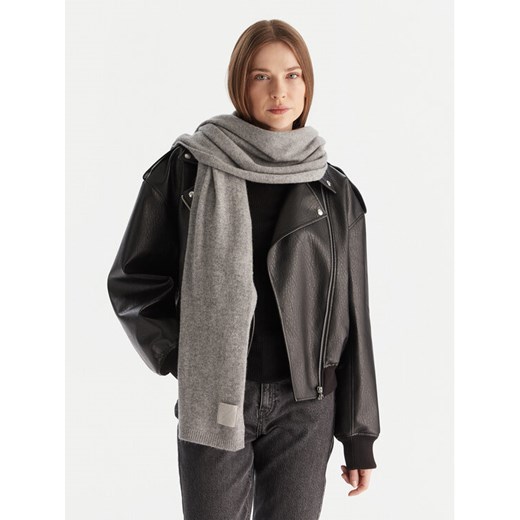 Calvin Klein Szalik Emblem LV04D8014G Szary ze sklepu MODIVO w kategorii Szaliki męskie - zdjęcie 186732432