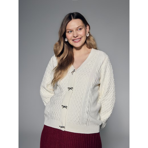 Reserved - Kardigan z dekoracyjnymi guzikami - złamana biel ze sklepu Reserved w kategorii Swetry damskie - zdjęcie 186737061