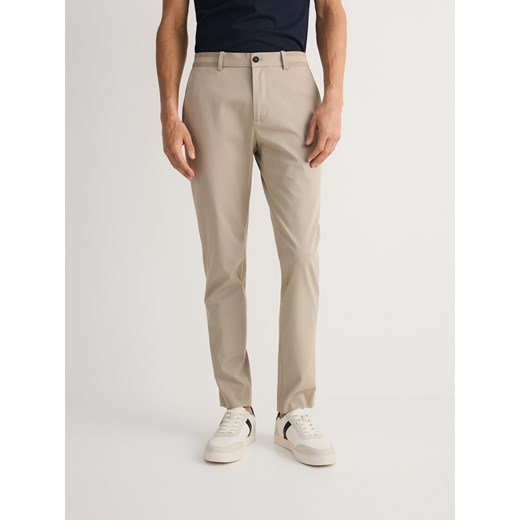 Reserved - Spodnie chino slim fit - beżowy ze sklepu Reserved w kategorii Spodnie męskie - zdjęcie 186737282