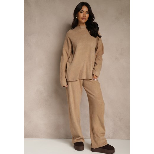 Ciemnobeżowy Dzianinowy Komplet z Wełną w Warkoczowy Splot Spodnie i Sweter Reinette - id: 3820-M-44-D.BEIGE - marki Renee - 186741783 Ciemnobeżowy Dzianinowy Komplet z Wełną w Warkoczowy Splot Spodnie i Sweter Reinette ze sklepu renee.pl w kategorii Komplety i garnitury damskie - zdjęcie 186741783