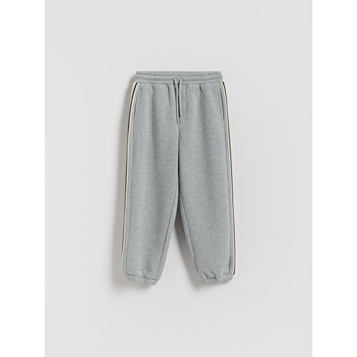 Reserved - Ocieplane spodnie dresowe - jasnoszary ze sklepu Reserved w kategorii Spodnie chłopięce - zdjęcie 186742073