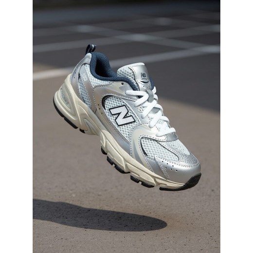 Sneakersy New Balance GR530KA Srebrny ze sklepu eobuwie.pl w kategorii Buty sportowe damskie - zdjęcie 186751274