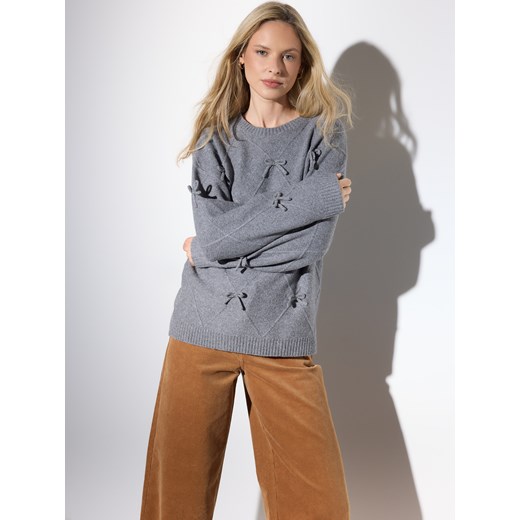 Mohito - Sweter z kokardkami - szary - id: 569EQ-90X - marki Mohito - 186754014 Mohito - Sweter z kokardkami - szary ze sklepu Mohito w kategorii Swetry damskie - zdjęcie 186754014
