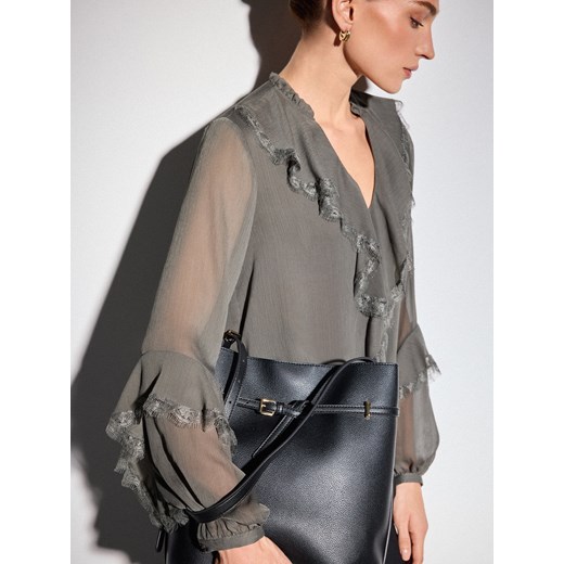 Mohito - Czarna torebka na ramię - czarny - id: 918GD-99X - marki Mohito - 186754074 Mohito - Czarna torebka na ramię - czarny ze sklepu Mohito w kategorii Listonoszki - zdjęcie 186754074