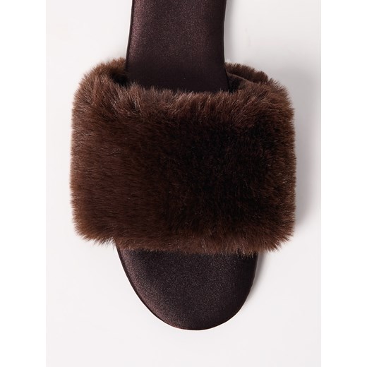 Mohito - Brązowe kapcie ze sztucznym futerkiem - ciemnobrązowy Mohito 36 Mohito