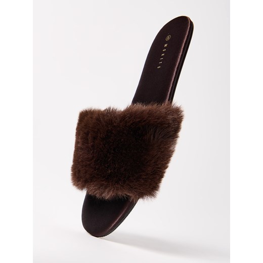 Mohito - Brązowe kapcie ze sztucznym futerkiem - ciemnobrązowy Mohito 36 Mohito