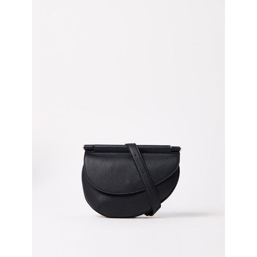 Mohito - Czarna torebka z paskiem na ramię - czarny - id: 730GK-99X - marki Mohito - 186757541 Mohito - Czarna torebka z paskiem na ramię - czarny ze sklepu Mohito w kategorii Listonoszki - zdjęcie 186757541