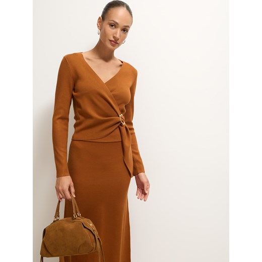 Mohito - Sweter z kopertowym dekoltem - brązowy - id: 539EQ-82X - marki Mohito - 186758663 Mohito - Sweter z kopertowym dekoltem - brązowy ze sklepu Mohito w kategorii Swetry damskie - zdjęcie 186758663