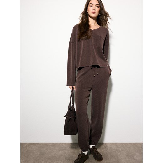 Mohito - Czekoladowe spodnie dresowe z dodatkiem modalu - ciemnobrązowy ze sklepu Mohito w kategorii Spodnie damskie - zdjęcie 186758811