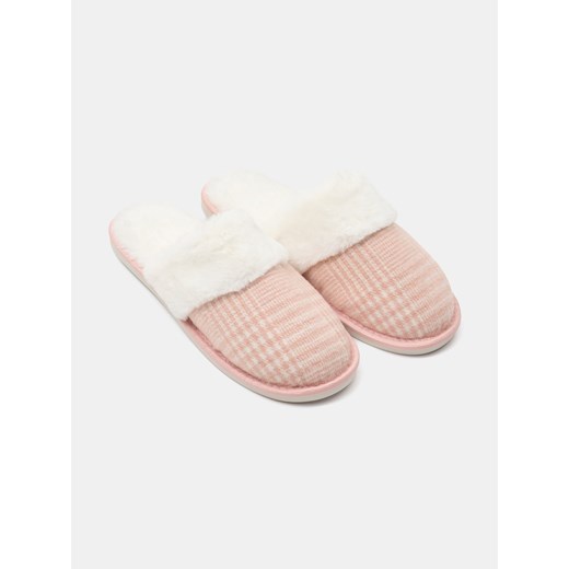 Sinsay - Ocieplane kapcie w kratę z futerkiem - różowy Sinsay 36/37 Sinsay