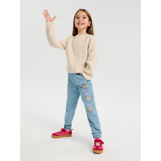 Sinsay - Jeansy jogger Pusheen The Cat - niebieski - id: 515DU-50J - marki Sinsay - 186762190 Sinsay - Jeansy jogger Pusheen The Cat - niebieski ze sklepu Sinsay w kategorii Spodnie dziewczęce - zdjęcie 186762190