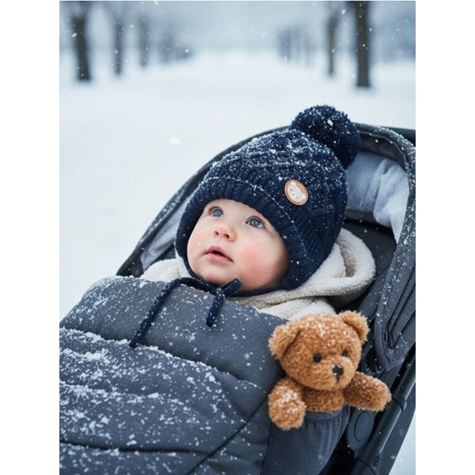 Sinsay - Czapka z pomponem i naszywką misia - granatowy - id: 111FU-59X - marki Sinsay - 186767804 Sinsay - Czapka z pomponem i naszywką misia - granatowy ze sklepu Sinsay w kategorii Czapki dziecięce - zdjęcie 186767804
