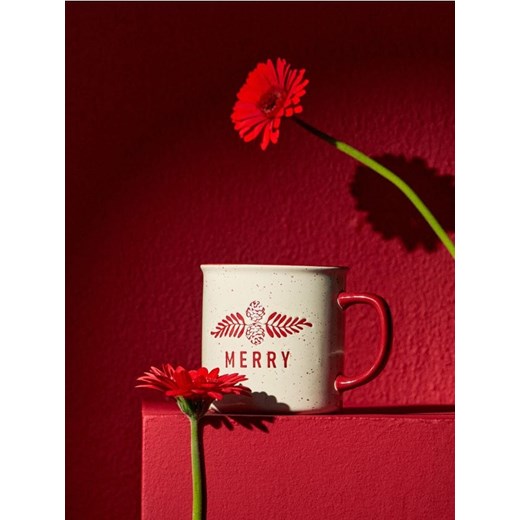 Sinsay - Świąteczny kubek z napisem Merry - czerwony - id: 266GI-33X - marki Sinsay - 186773651 Sinsay - Świąteczny kubek z napisem Merry - czerwony ze sklepu Sinsay w kategorii Kubki - zdjęcie 186773651
