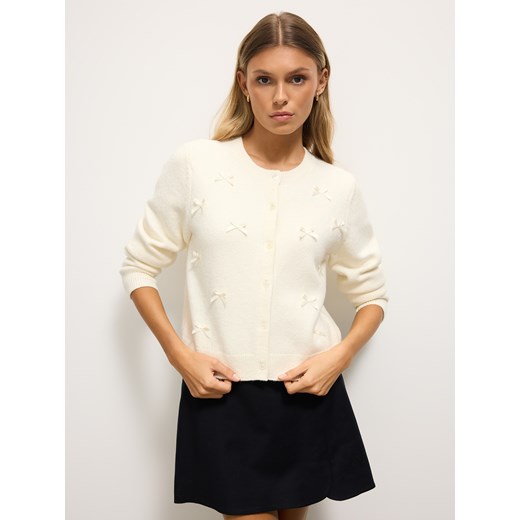 Mohito - Kardigan - kremowy - id: 570EQ-01X - marki Mohito - 186773941 Mohito - Kardigan - kremowy ze sklepu Mohito w kategorii Swetry damskie - zdjęcie 186773941