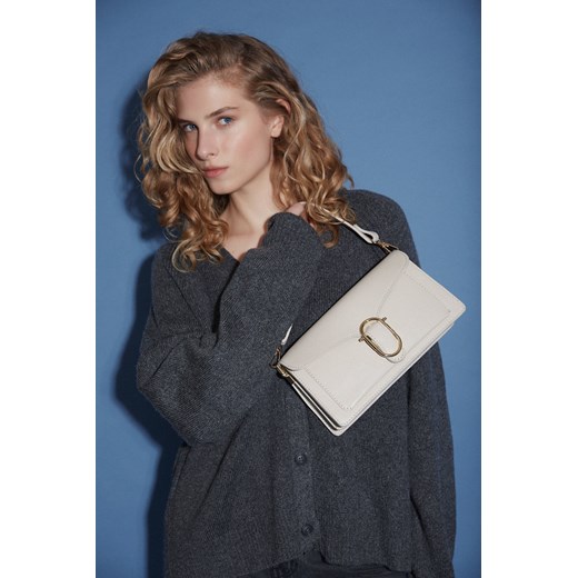 Estro: Jasnobeżowa torebka damska na ramię z włoskiej skóry naturalnej Premium ze sklepu Estro w kategorii Kuferki - zdjęcie 186778730