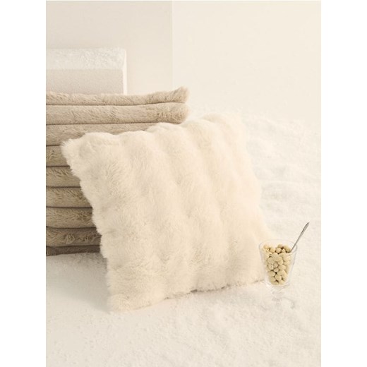 Sinsay - Poszewka na poduszkę ze sztucznym futerkiem - biały ze sklepu Sinsay w kategorii Poszewki na poduszki - zdjęcie 186780881