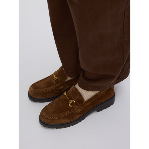 Reserved - Zamszowe loafersy z klamrą - beżowy ze sklepu Reserved w kategorii Mokasyny damskie - zdjęcie 186781773