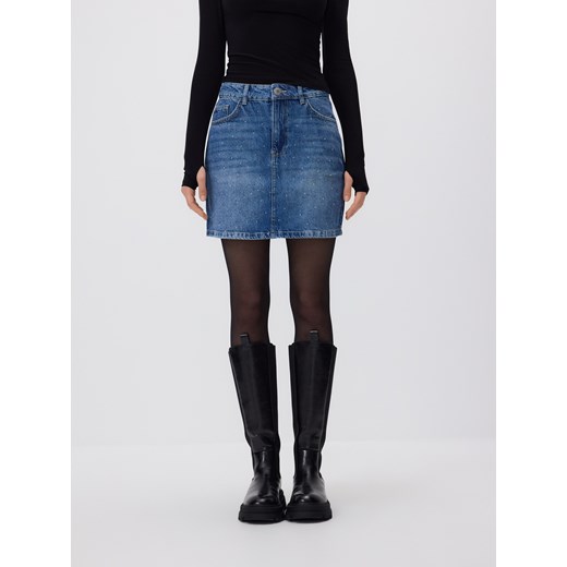 Reserved - Jeansowa spódnica z aplikacjami - niebieski - id: 597HV-55J - marki Reserved - 186783464 Reserved - Jeansowa spódnica z aplikacjami - niebieski ze sklepu Reserved w kategorii Spódnice - zdjęcie 186783464
