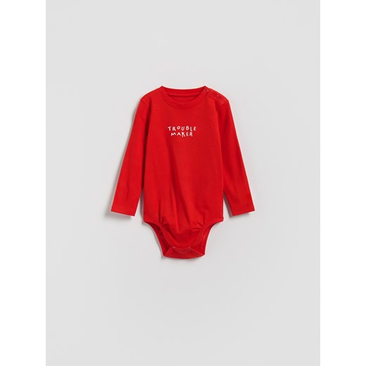 Reserved - Bawełniane body z haftem - czerwony - id: 984FG-33X - marki Reserved - 186788034 Reserved - Bawełniane body z haftem - czerwony ze sklepu Reserved w kategorii Body niemowlęce - zdjęcie 186788034