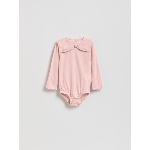 Reserved - Prążkowane body z aplikacją - pastelowy róż ze sklepu Reserved w kategorii Body niemowlęce - zdjęcie 186790634